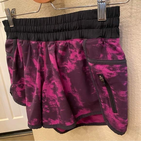 LULULEMON Women Purple Black Pattern Athletic Shorts Size 6 - Picture 2 of 7